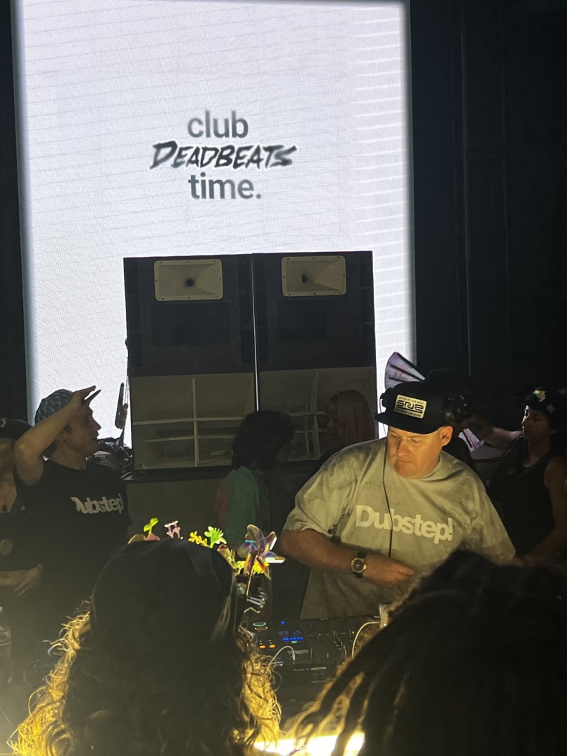 Distinct Motive twisting nobbs on his turn tables