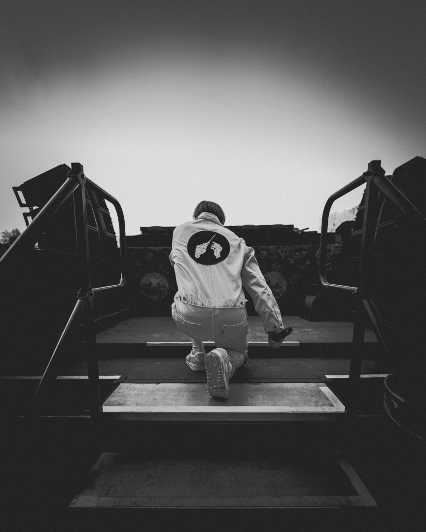 Nikita, The Wicked kneeling before a performance